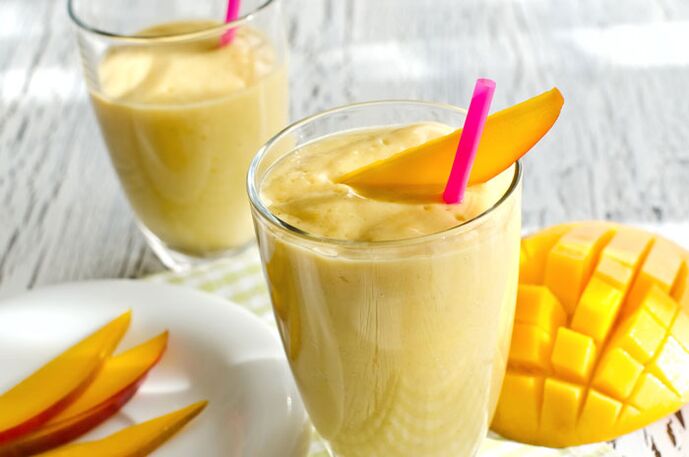 Smoothie with mango and orange for weight loss