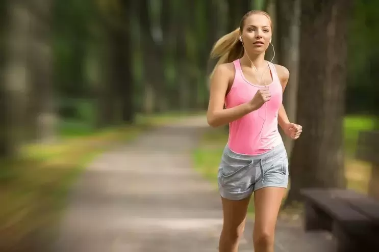 A girl runs to lose weight