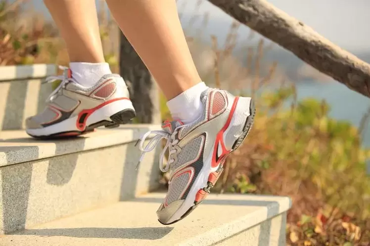 Running up stairs is a way to strengthen leg muscles and lose weight
