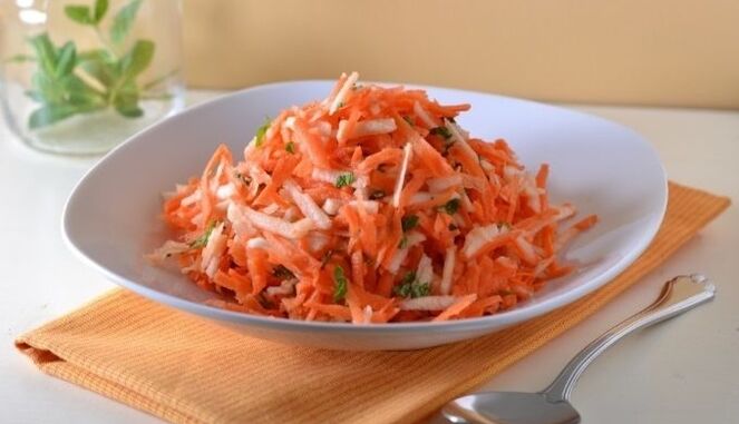 A diet salad of carrots and apples will provide the body of a person who is losing weight with vitamins