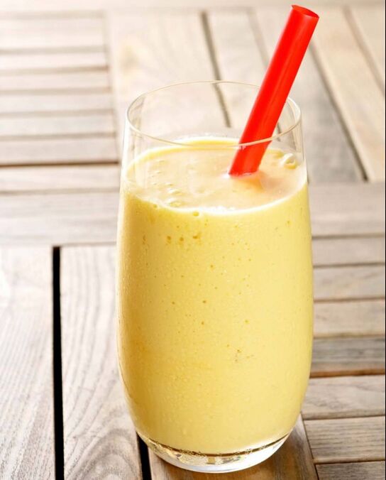 Apple and banana smoothie - a healthy breakfast for those who want to lose weight for a week